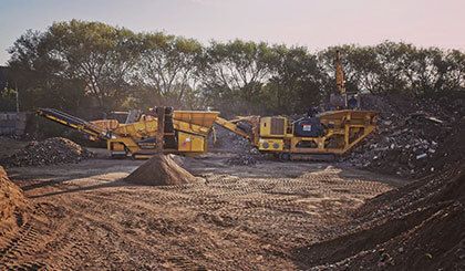 Zusammenspiel - mobile Brechanlage mit der mobilen Siebanlage